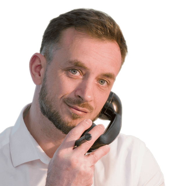Nicolas, créateur d'ikonoka, tenant son téléphone à l'oreille