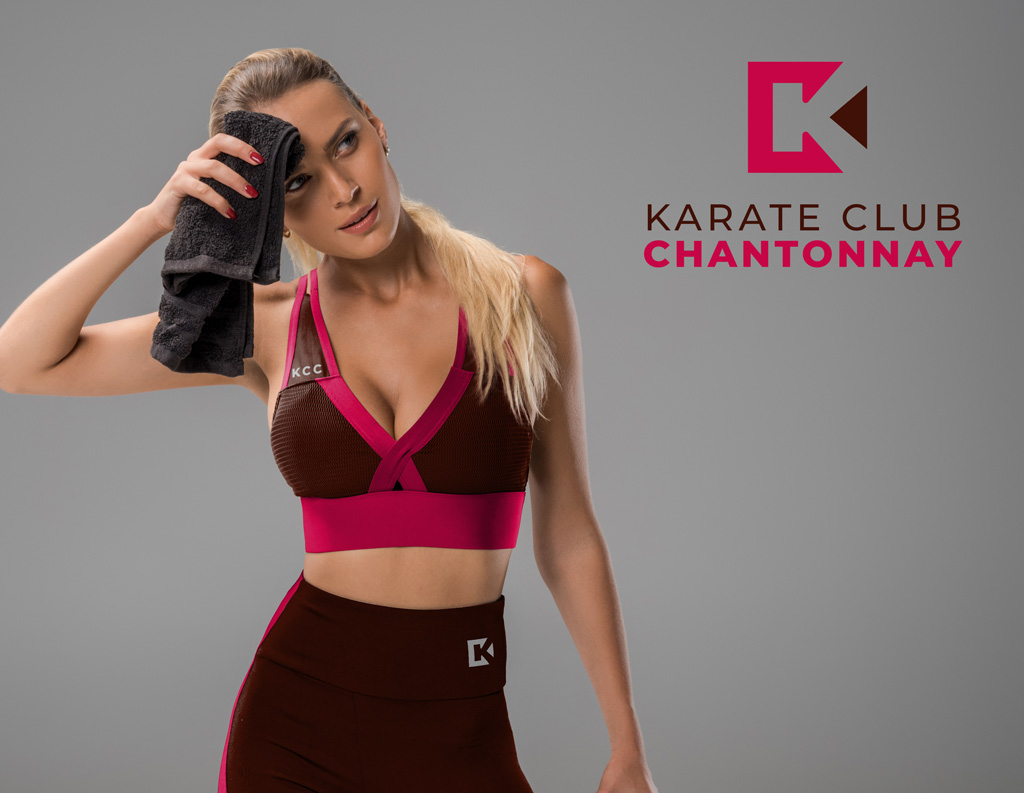 une jeune femme en tenue de sport assortie aux couleurs du club, semble avoir aimé son entrainement