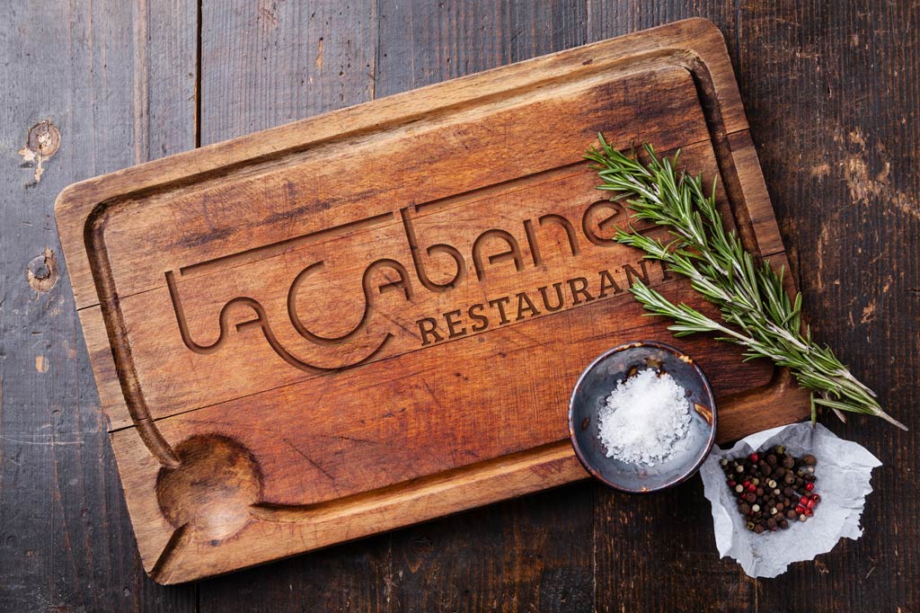 photomontage d'une planche à découper sur laquelle figure le logo du restaurant.