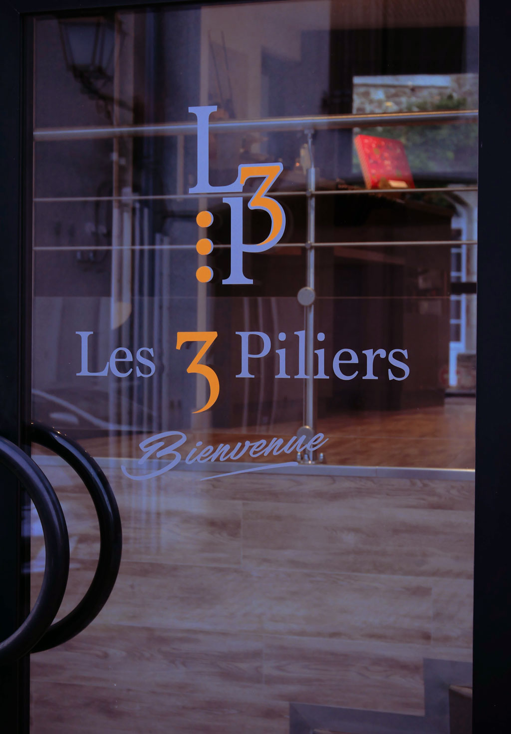 la porte d'entrée vitrée du restaurant affiche le logo grâce à la pose d'un vinyle adhésif.