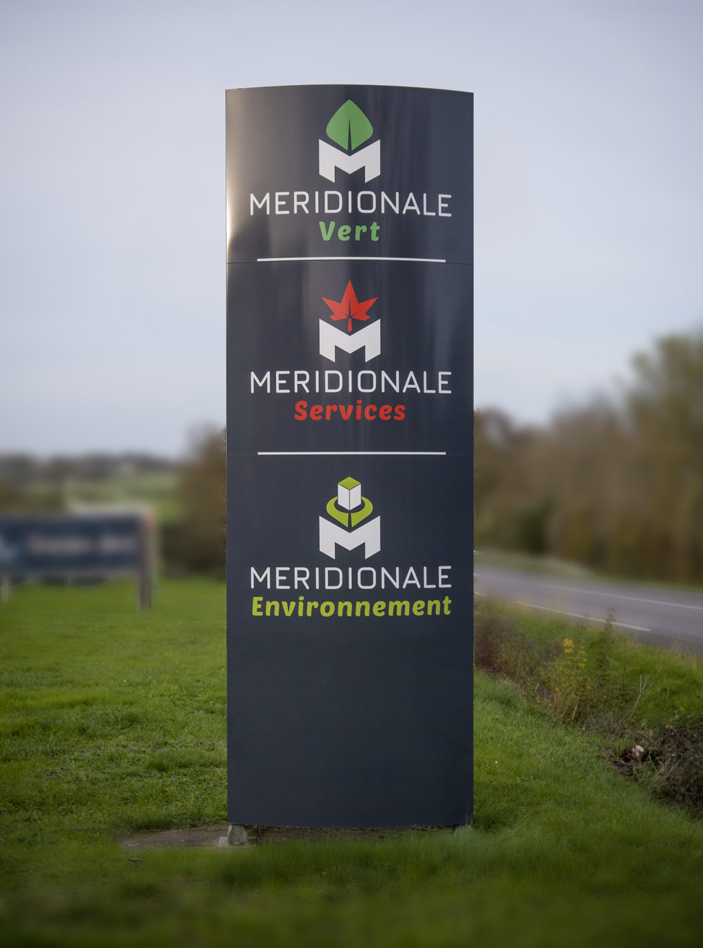 Le totem de signalisation en bord de route permet une identification instantanée de l'enseigne.