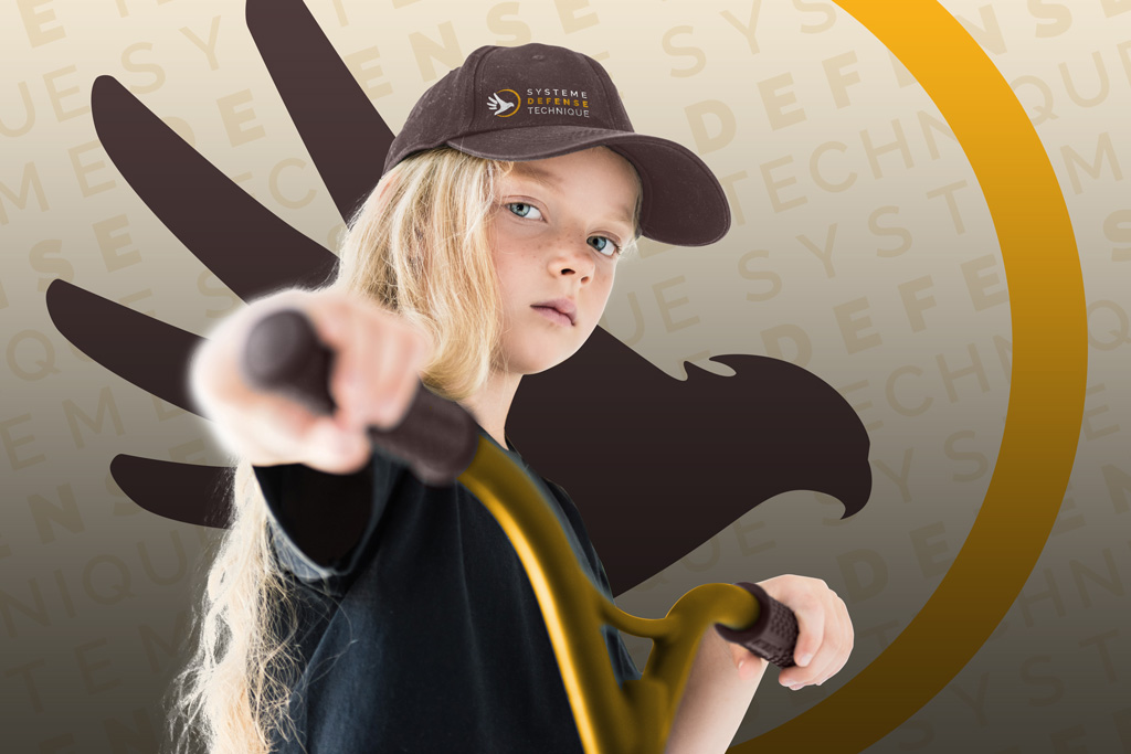 Mockup d'une jeune fille pleine d'assurance, arborant fièrement la casquette du club.